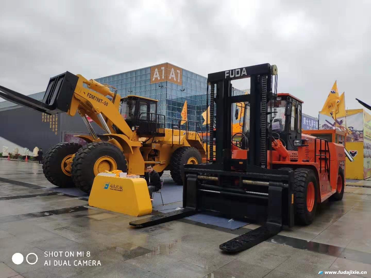 leyu·乐鱼(中国)官方网站50吨叉装车亮相2019年厦门石材展